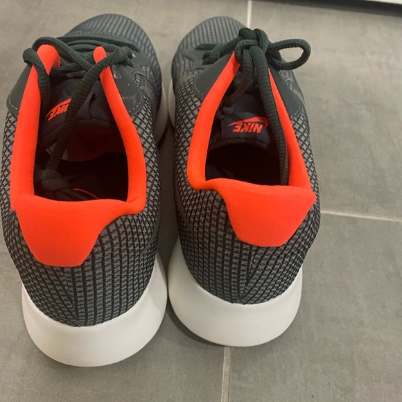 Women’s Nike Running Shoes - Picture 3 of 4